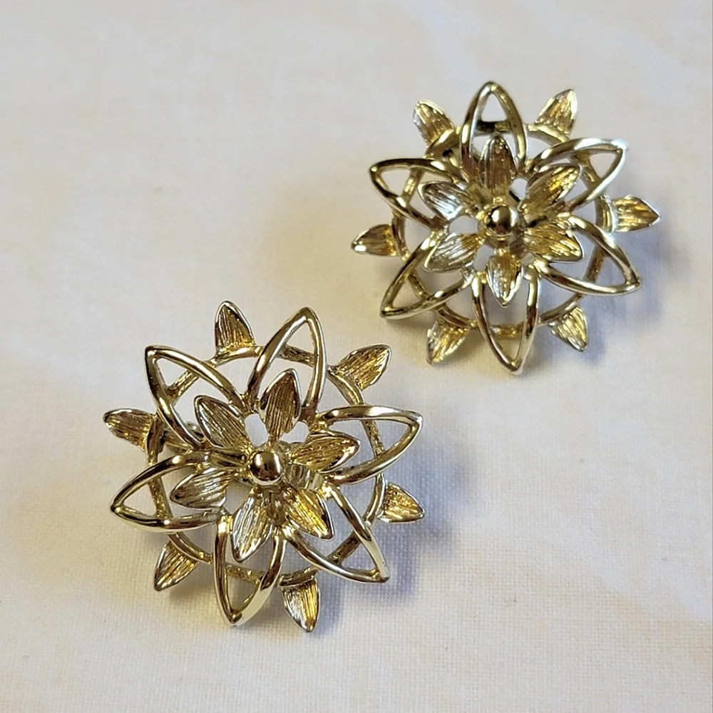 Vintage 1960s Sarah Coventry Peta-Lure Floral  Clip On Earrings